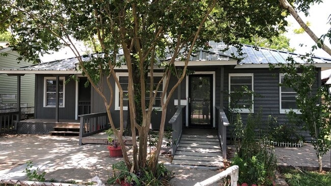 Building Photo - Gorgeous completed renovated Home in Freeport, TX. HABLAMOS ESPAÑOL!