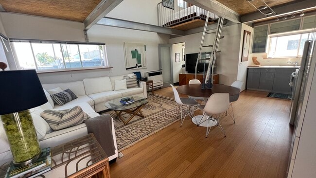 Building Photo - 1525-1522 Cabrillo Ave