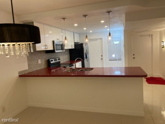 Building Photo - 3051 S Palm Aire Dr