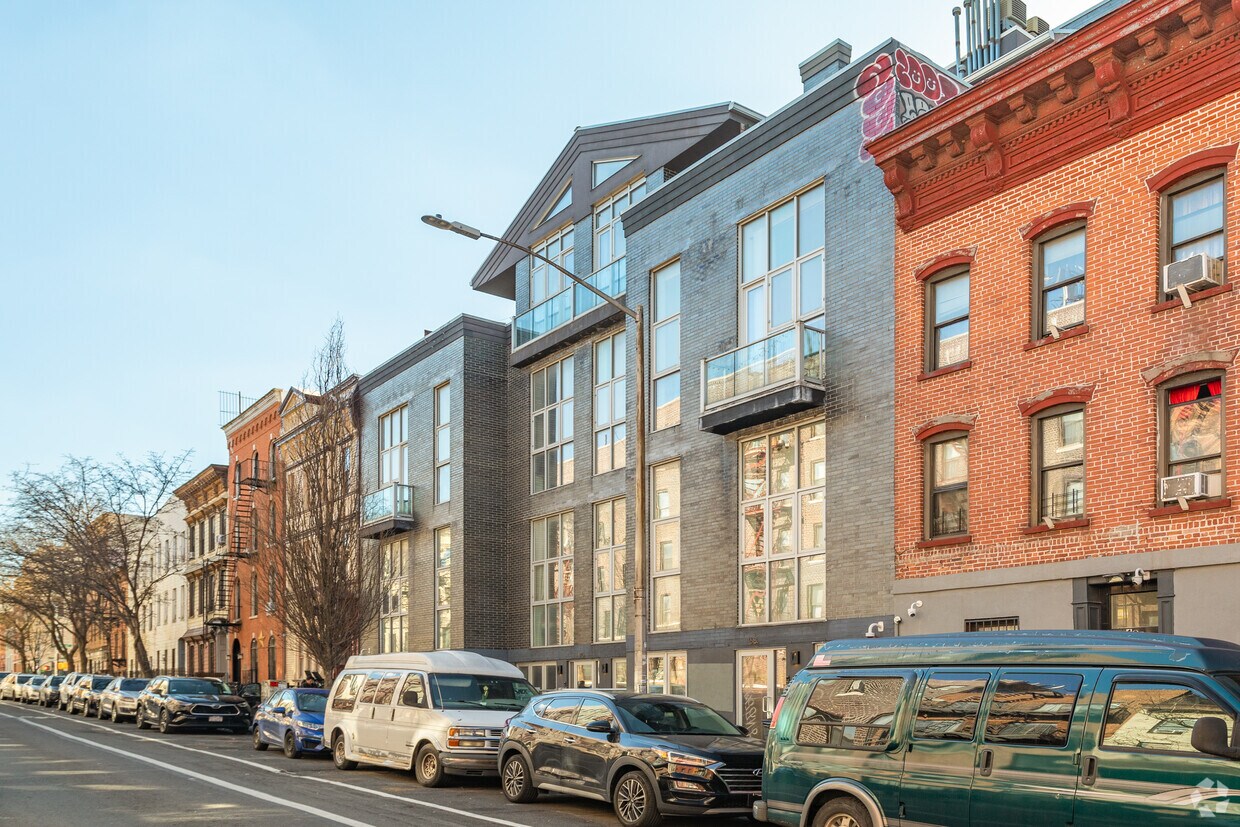 Primary Photo - 168-172 Meserole St