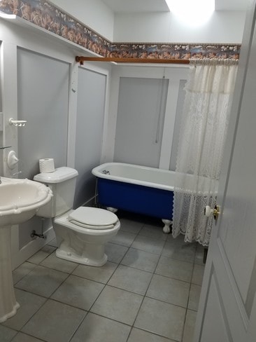 Guest bath. - 347 Southfork Dr.