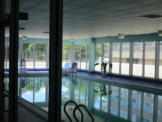 Indoor swimming pool - 4800 S Chicago Beach Dr