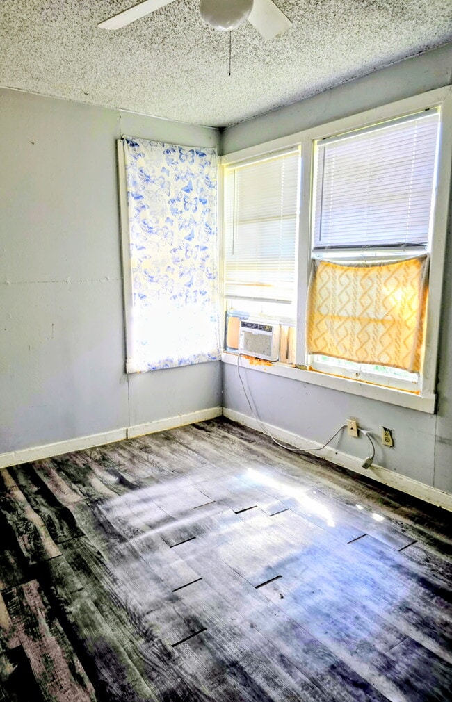 Building Photo - 1318 W 10th St