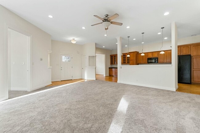 Building Photo - 592 Regency Cir