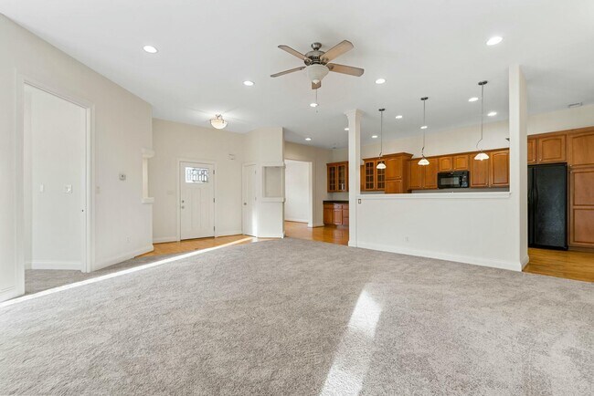 Foto del edificio - 592 Regency Cir