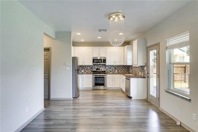 Building Photo - 15113 Fernhill Dr