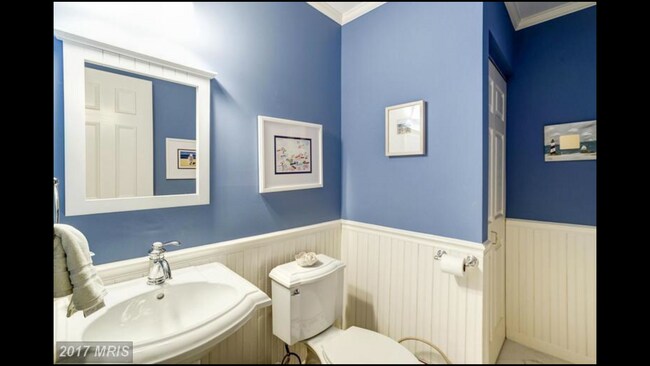 Baño completo compartido con ducha. - 7735 Marshall Heights Ct
