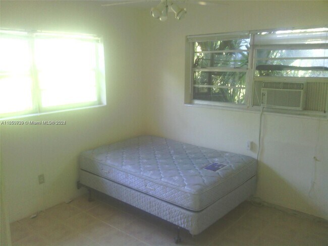 Building Photo - 11601 NE 12th Ave