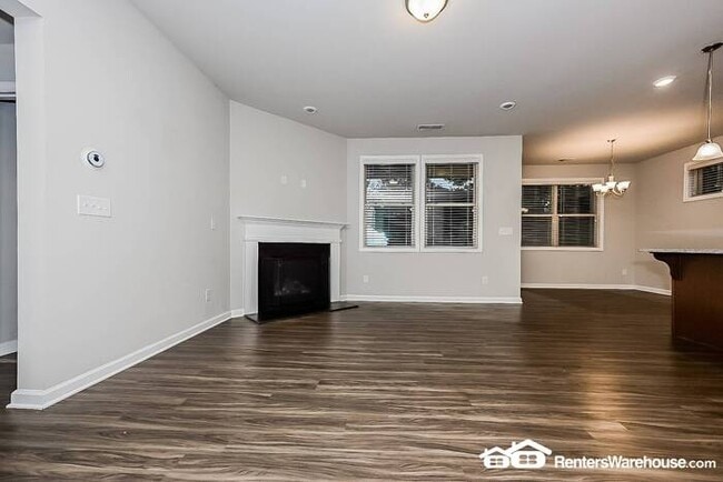 Building Photo - Ranch in swim community