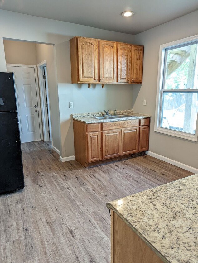 Foto principal - MOVE IN READY 3 Bedroom nestled in the Hea...