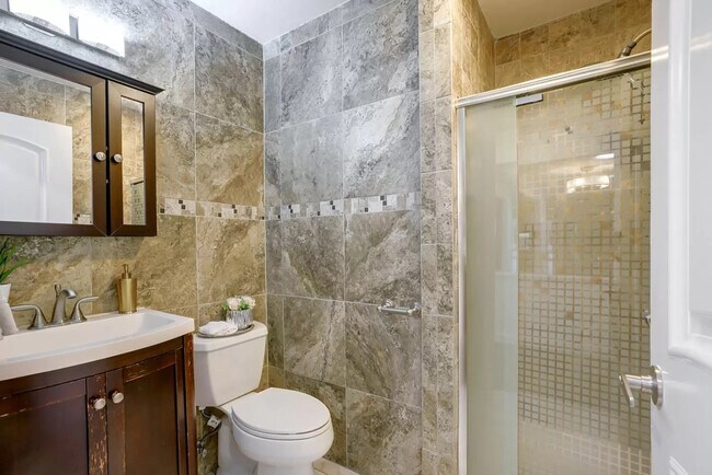 Foto del edificio - 3420 Woodside Ln