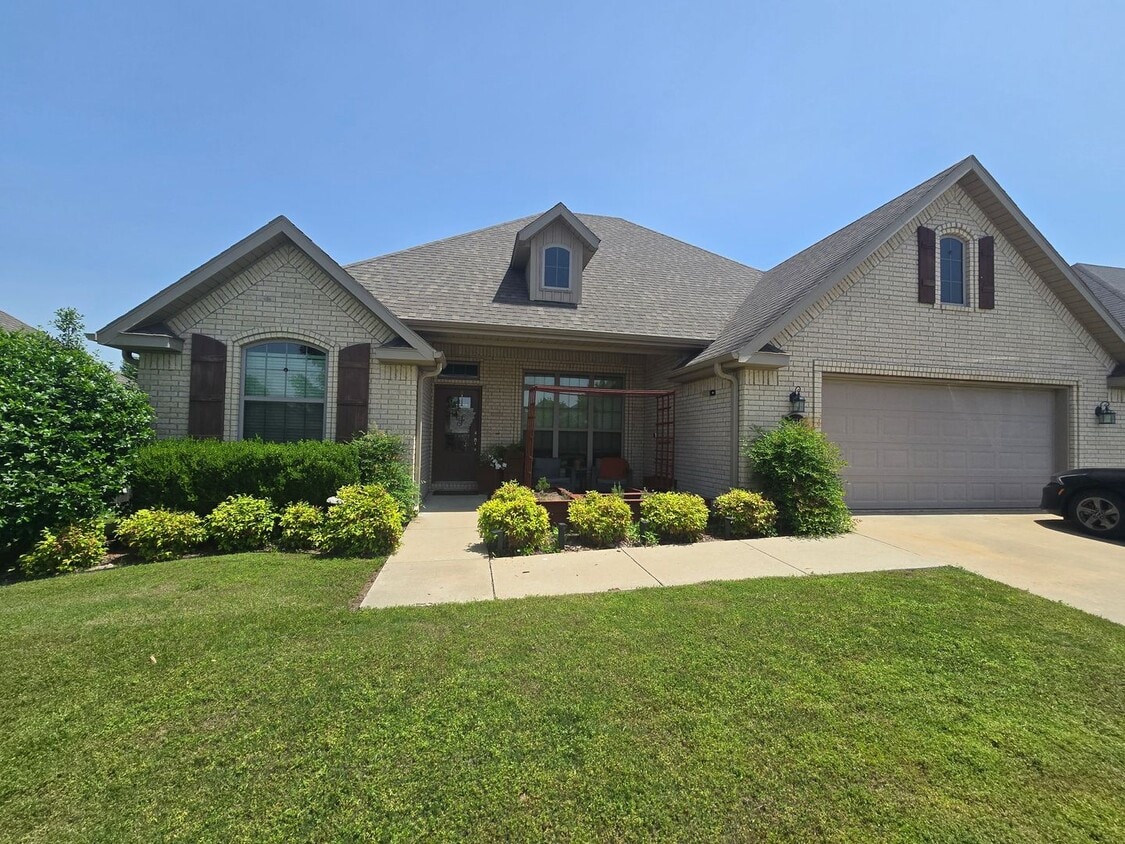 Primary Photo - Fabulous 4BR Home Walking Distance to Ston...