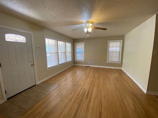 Building Photo - Large 4 bedroom with 2 living areas close ...