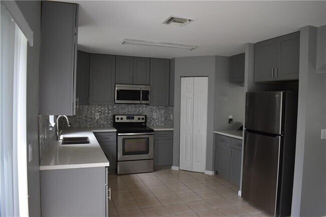 Foto del edificio - 1199 Imperial Lake Rd