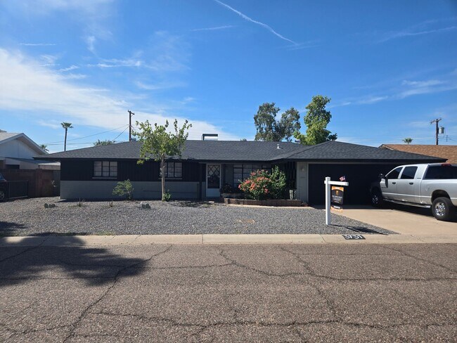 Building Photo - Cozy 3 bed, 2 bath home in Phoenix, No HOA!