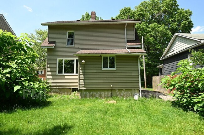 Building Photo - 933 Inman St