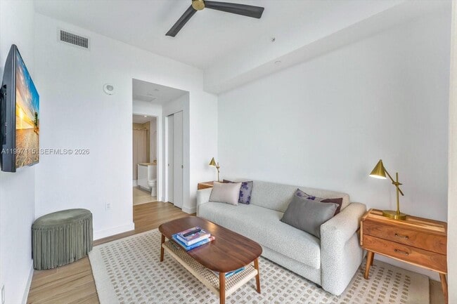 Foto del edificio - 2678 Tigertail Ave