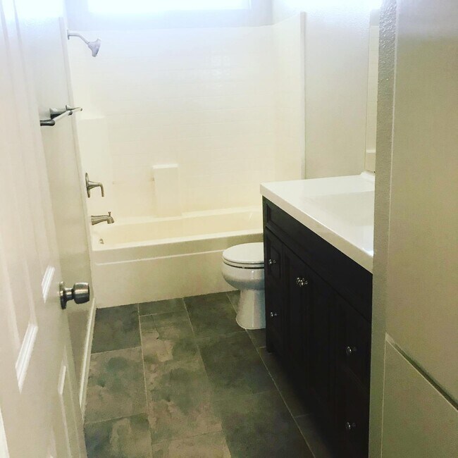 Baño del pasillo - 1720 Kemper Ave