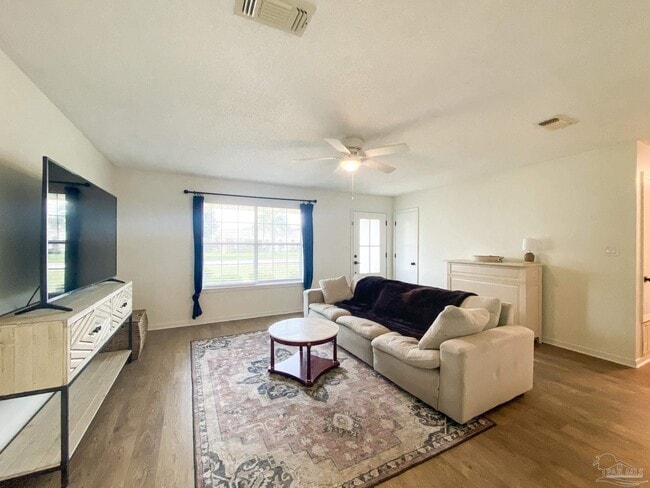 Foto del edificio - 11920 Longwood Dr