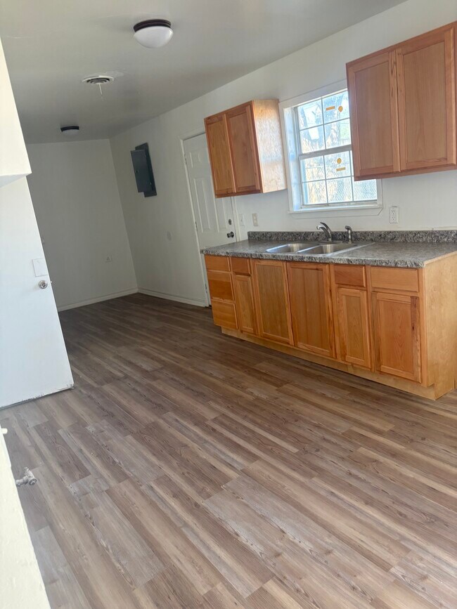 Building Photo - 209 Redbud Ave