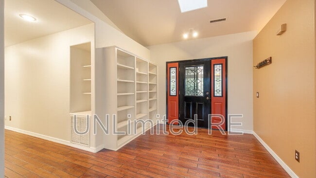 Building Photo - 8407 N Live Oak Dr