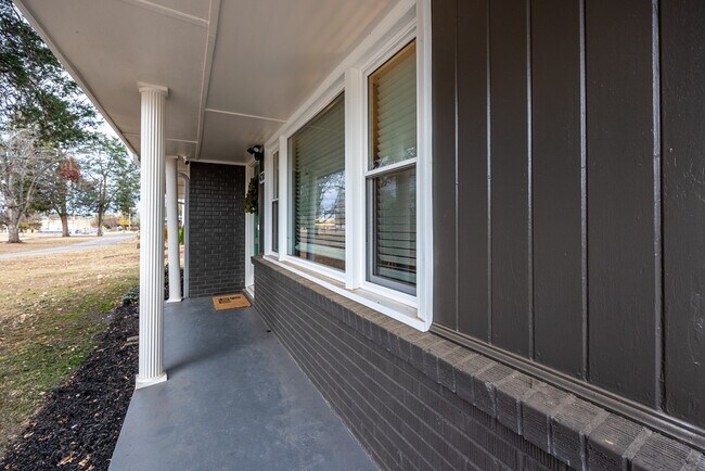 Foto del edificio - 4206 Holmes Ave NW