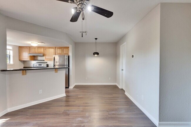 Foto del edificio - 2500 Burleson Rd