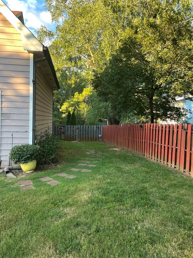 Foto del edificio - 817 Ravins Way