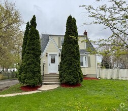 Building Photo - 147 Country Club Dr