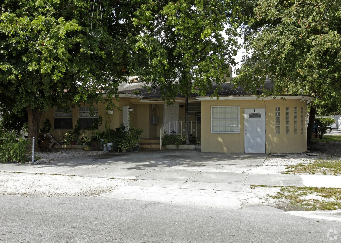 Foto del edificio - 790-796 NE 123rd St