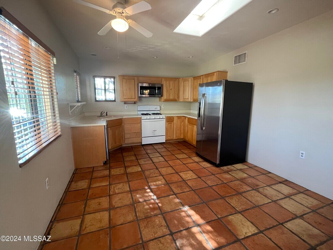 Primary Photo - 2622 E Edison St