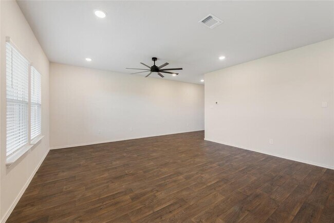 Building Photo - 321 Sandringham Lp