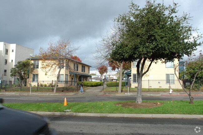 Foto del edificio - Just Listed | 2 Fourplexes on 2 Lots
