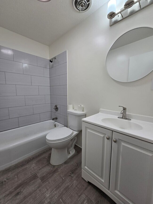 Foto del edificio - 2401-2403-2403 Calico Ln