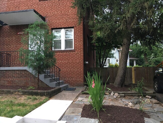 Building Photo - 6825 Sandy Spring Rd NW
