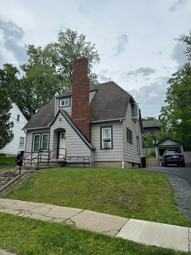 Building Photo - 119 Linden Ave