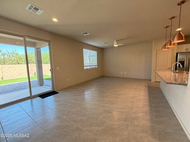 Foto del edificio - 8829 N Sherry Cervi Wy