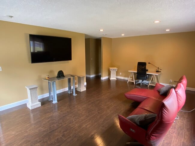 Building Photo - 425 Chanticleer