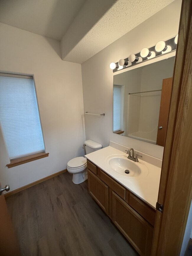 Foto del edificio - New Listing - 2 Bedroom, 1 Bath Condo on Northeast side of Iowa City