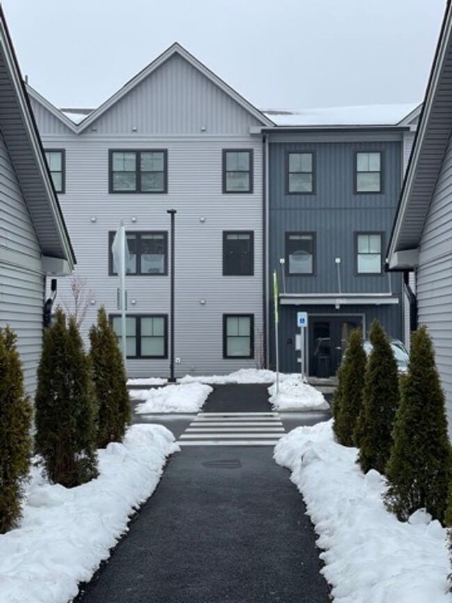 Building Photo - The Gables at Scarborough Downs: 2 Bedroom 1.5 Bath Condo, 2c. garage $2,750.00 4/01/2026