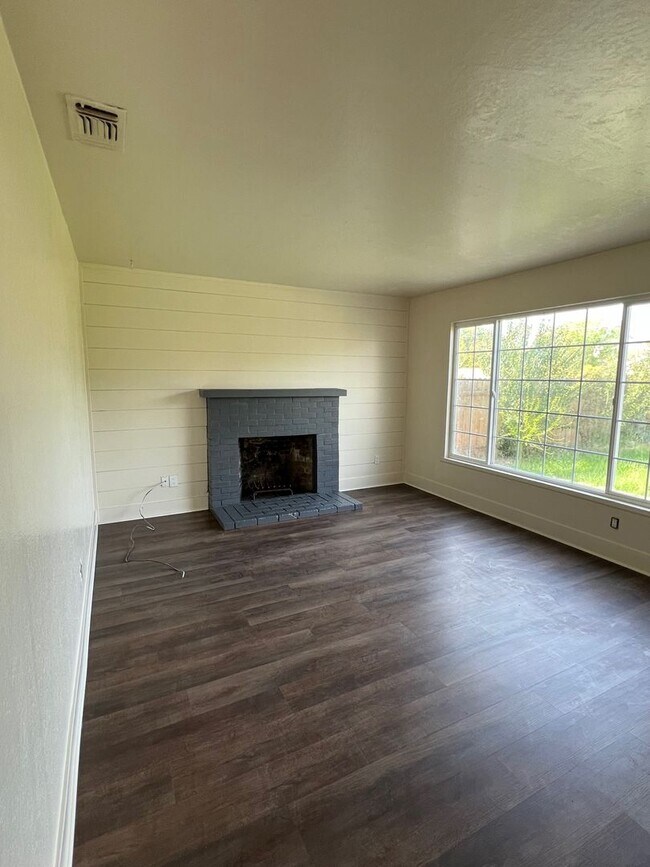 Foto del edificio - Beautiful 3 Bed and 1.5 Bath Home with 2 Car Garage Rent $2,250.00