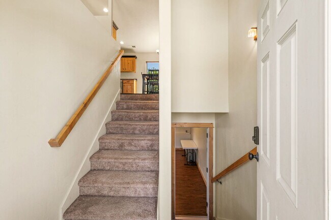Foto del edificio - Spacious 3-Bed, 2-Bath Upper-Level Duplex