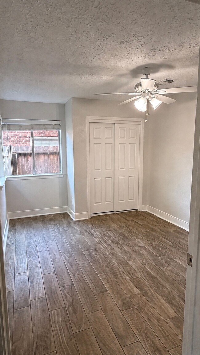 Foto del edificio - 14215 Royal Hill Dr