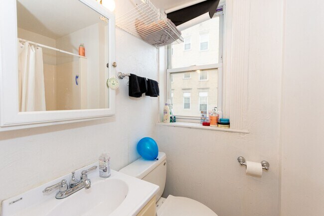 Foto del edificio - BU Packards  Corner Large sunny 2 bed NOT A SPLIT Heat hw Inc Mostly occupied by BU students