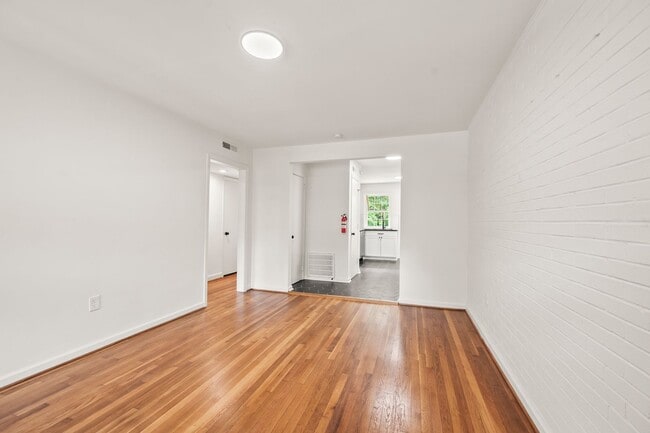 Foto del edificio - 1640 W Northwest Blvd