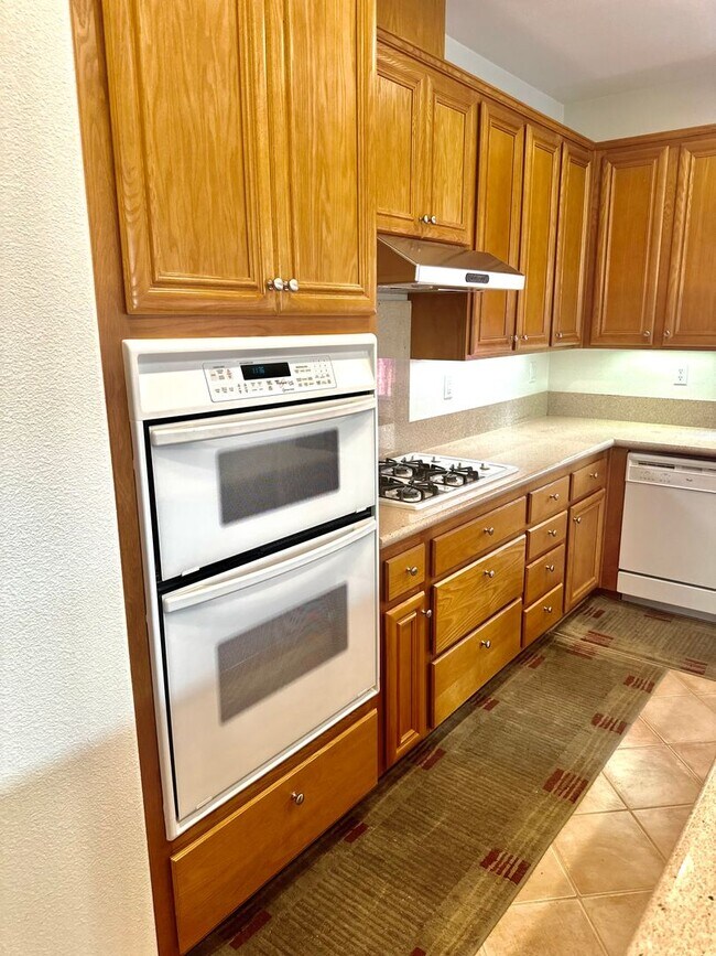 Building Photo - Stunning Single-Story Home in 55+ Communit...