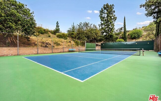 Tenis court - 6736 Hillpark Dr