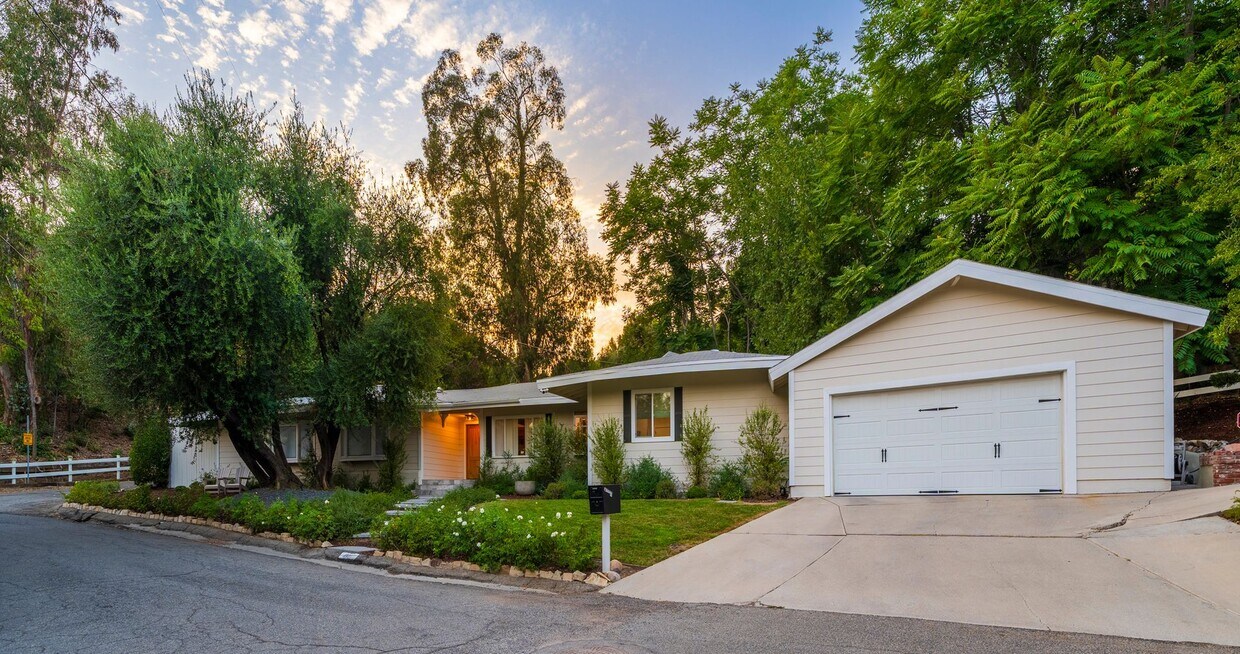 Primary Photo - Beautiful Tarzana Rental!