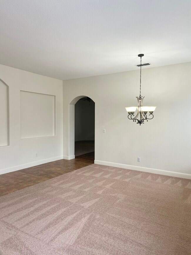 Foto del edificio - Lovely single story 4 bedroom 3 bath home ...