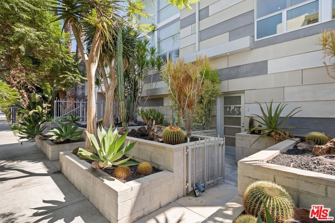 Primary Photo - 742 N Hudson Ave